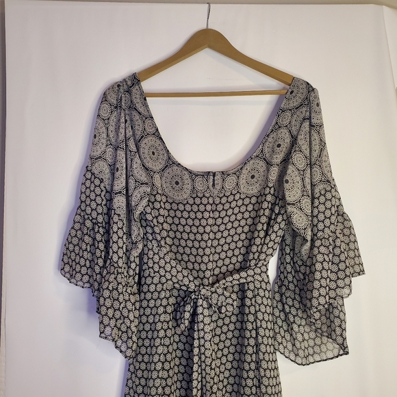 Betsy Johnson Size 11 Bl&Wh  scoop neck, banded tie-waist bell sleeve midi dress - Picture 7 of 11